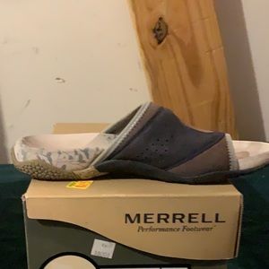 New Size 7 navy merrell Sandals